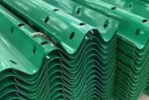 从材质特点、施工工艺和环保性能等方面对镀锌喷塑护栏板进行详细介绍